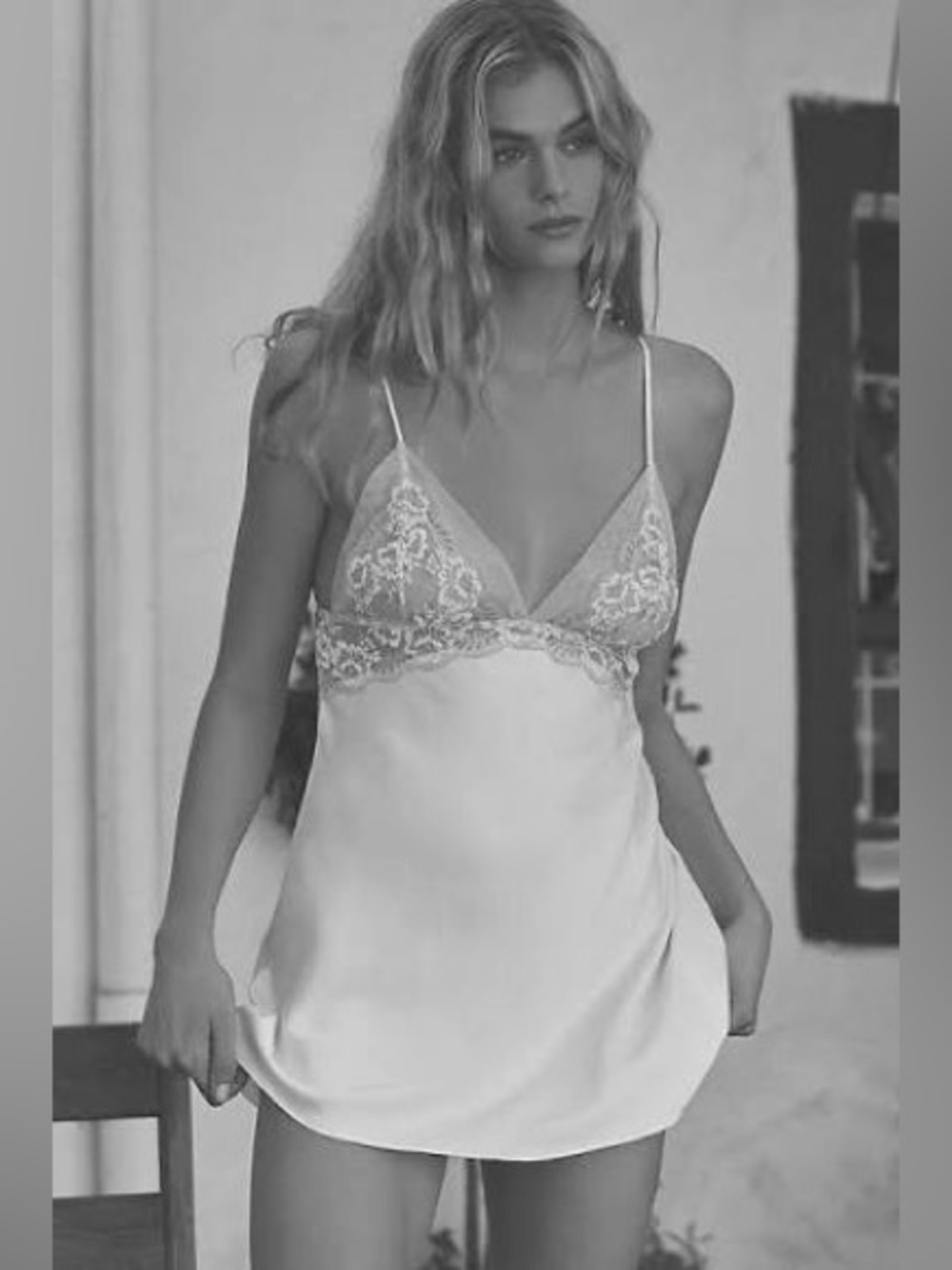 Flora Nikrooz Rosa Lace-Trimmed V-Neck Chemise Medium - Picture 10 of 10